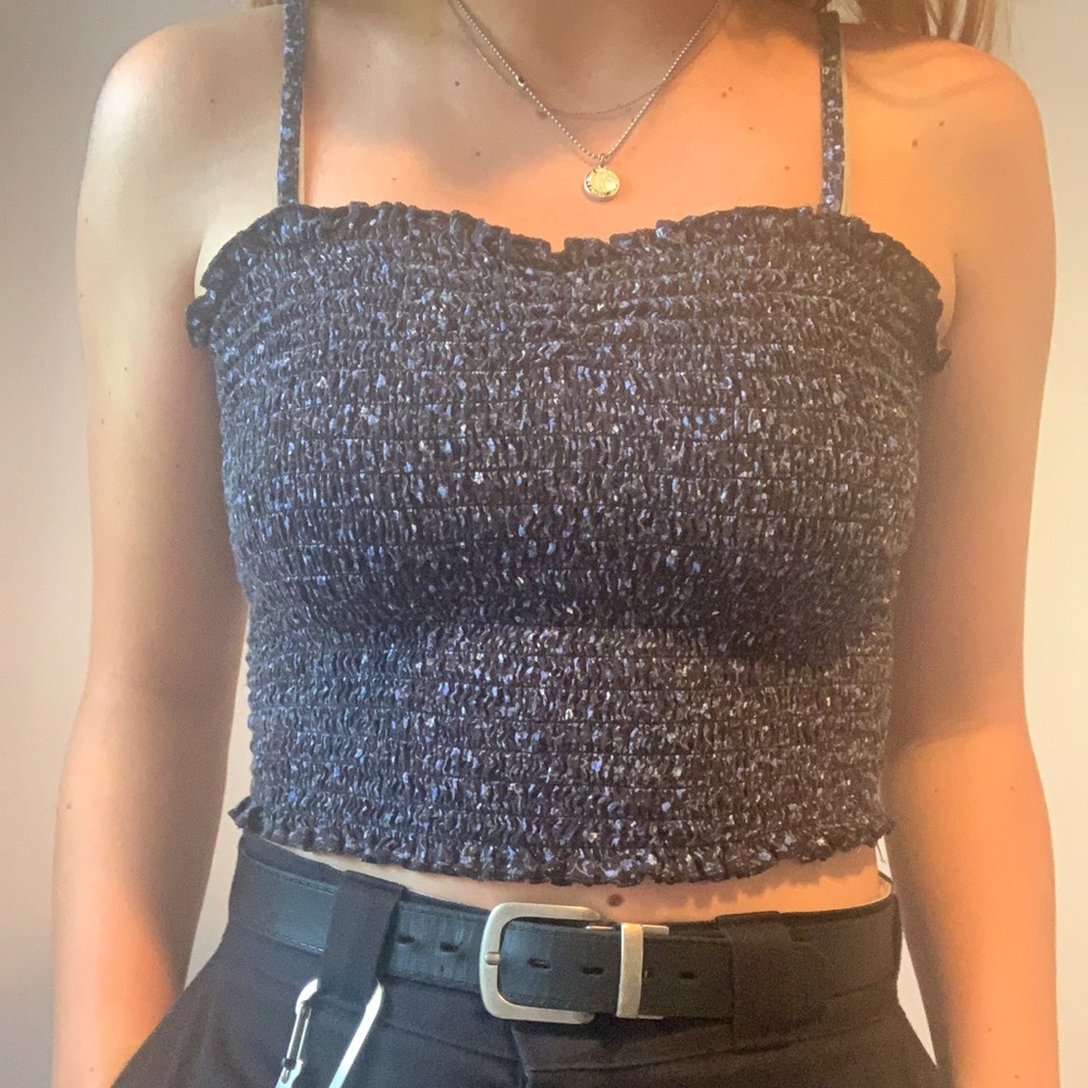 BRANDY MELVILLE FLORAL SRUNCHIE TANK NAVY BLUE